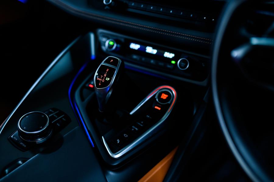 Детали интерьера BMW i8 Roadster (I15) 2018 года  (JP) (фото 8 из 16)